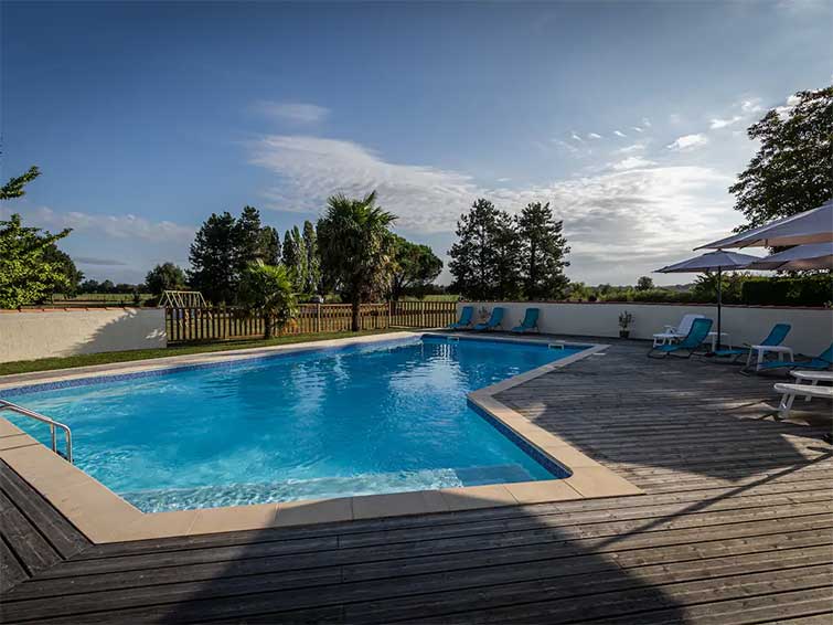 Faites le plein d'été au près de la piscine de nos locations de vacances en Charente Maritime